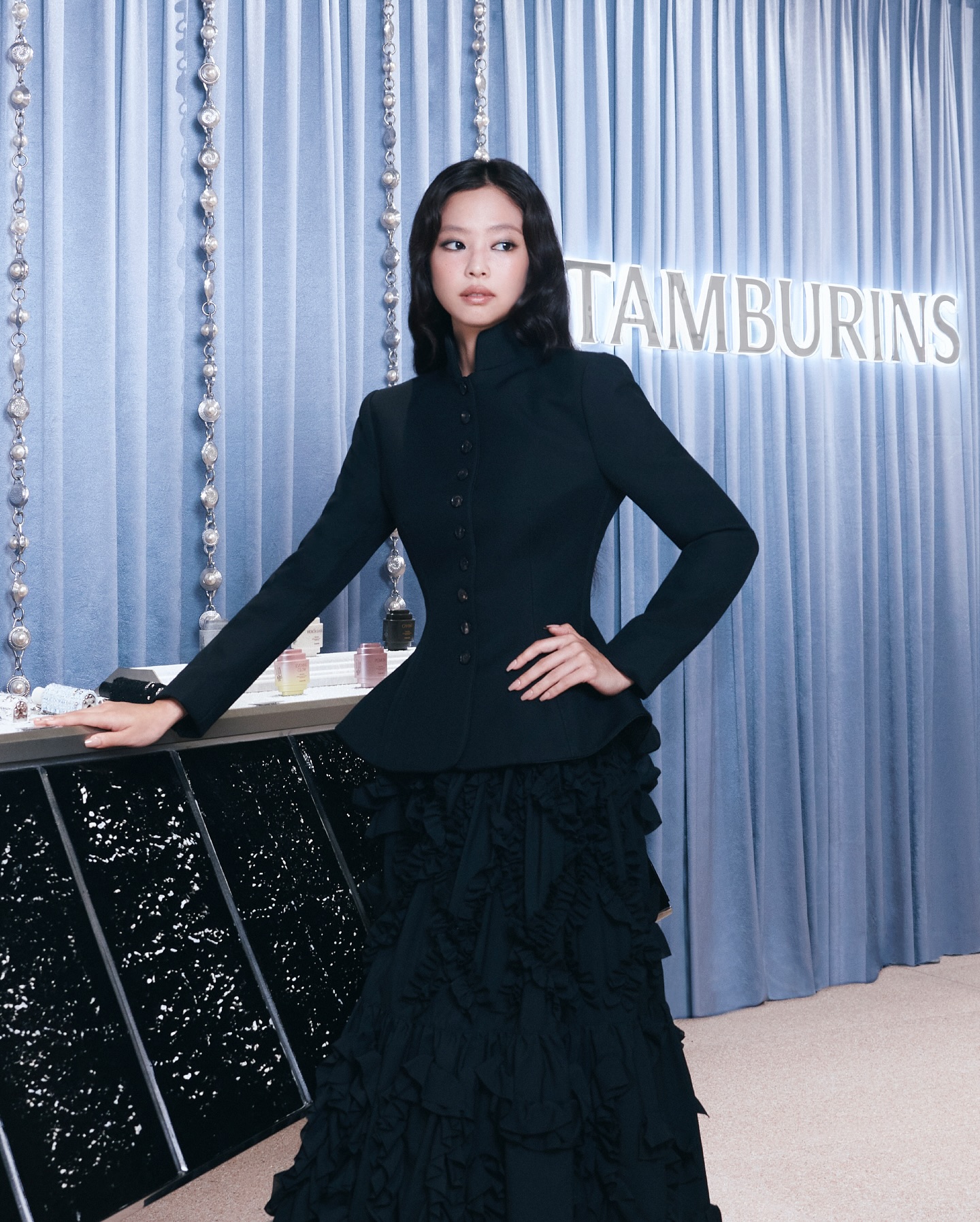 Jennie make up khó nhận ra, lén đi thăm 