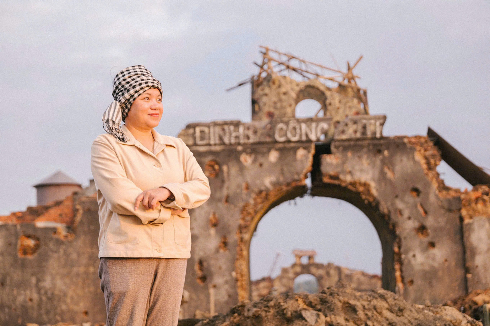 Đại tá Kiều Thanh Thúy trả lời câu hỏi doanh thu 700 tỷ của 'Mưa đỏ' về đâu? 2 Đại tá Kiều Thanh Thúy tại phim trường Mưa đỏ ở Quảng Trị.