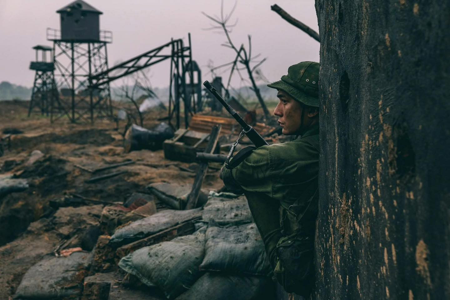 Đại tá Kiều Thanh Thúy trả lời câu hỏi doanh thu 700 tỷ của 'Mưa đỏ' về đâu? 3 Mưa đỏ là phim Việt đầu tiên đạt 700 tỷ.