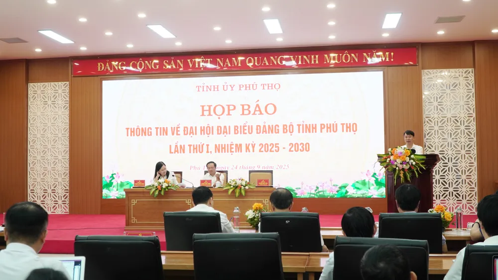 Phó Chủ tịch UBND tỉnh Nguyễn Khắc Hiếu thông tin về kết quả, thành tựu nổi bật 5 năm thực hiện Nghị quyết Đại hội Đảng bộ tỉnh Phú Thọ nhiệm kỳ 2020 - 2025; mục tiêu, phương hướng, nhiệm vụ, các khâu đột phá và động lực tăng trưởng nhiệm kỳ 2025 - 2030. Ảnh: NGUYỄN HINH 500 đại biểu tham dự Đại hội Đảng bộ tỉnh Phú Thọ nhiệm kỳ 2025-2030..JPG