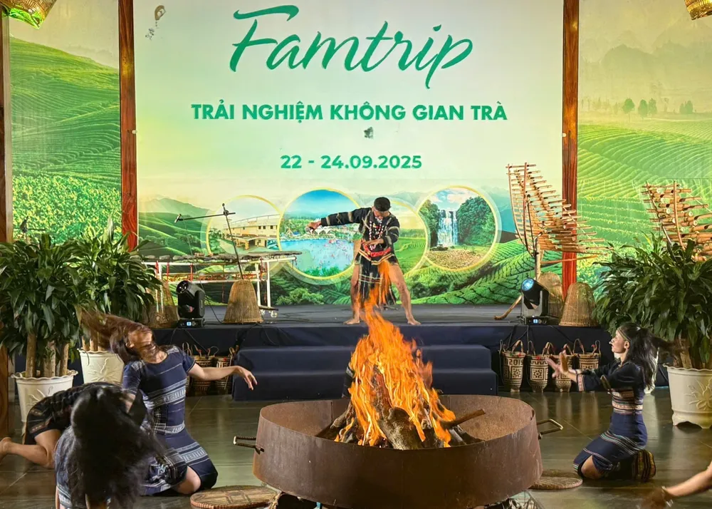 Du khách hòa chung không gian văn hóa cồng chiêng Tây Nguyên. Ảnh: TT. cong chieng.jpg