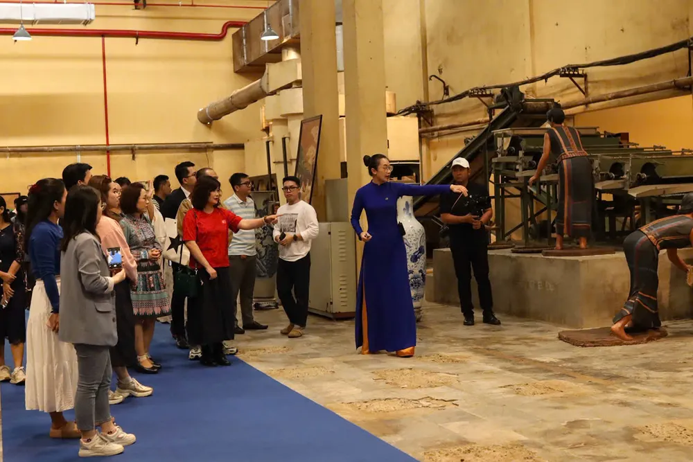 Đoàn khảo sát tham quan Nhà máy chè 1927, nơi lưu giữ dấu ấn lịch sử của ngành trà. Ảnh: TT. san-pham-du-lich-3.jpg