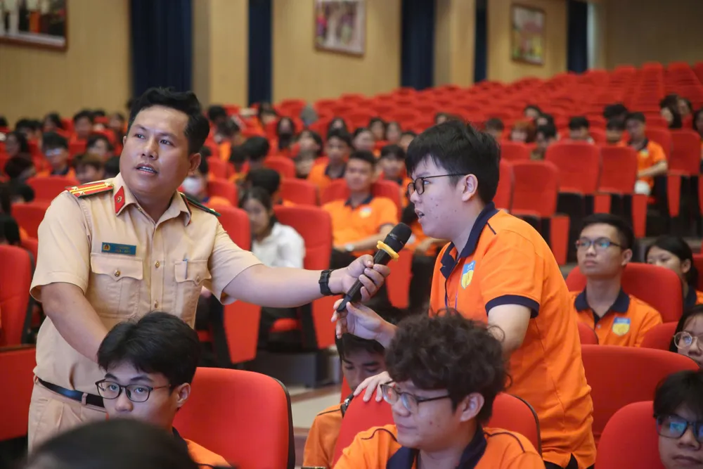 qua-duong-sai-noi-quy-dinh-moi-nguy-truoc-cong-truong-dai-hoc (9).jpg