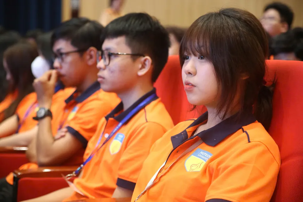 qua-duong-sai-noi-quy-dinh-moi-nguy-truoc-cong-truong-dai-hoc (1).jpg