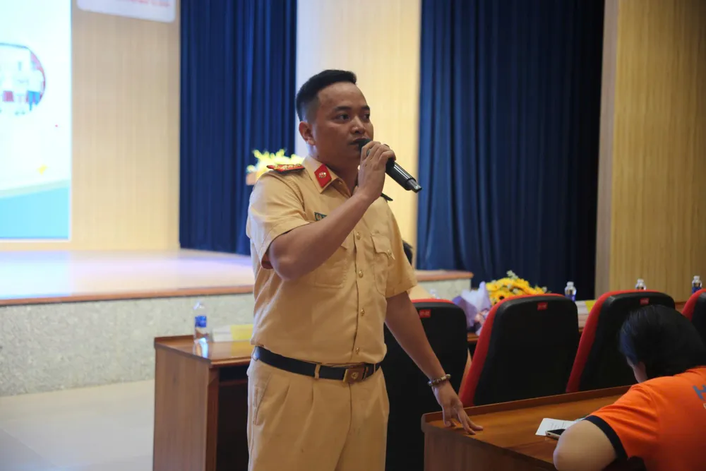 qua-duong-sai-noi-quy-dinh-moi-nguy-truoc-cong-truong-dai-hoc (12).jpg