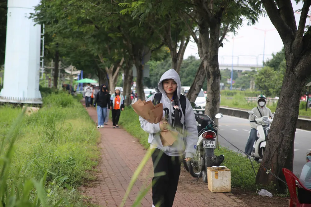 qua-duong-sai-noi-quy-dinh-moi-nguy-truoc-cong-truong-dai-hoc (6).jpg