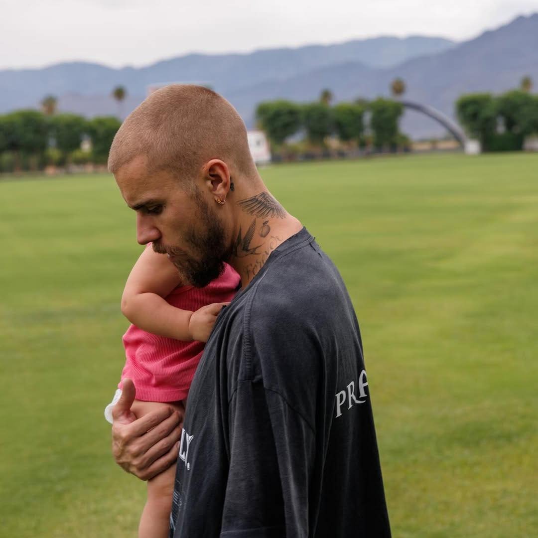 Có gì trong loạt ảnh hút 3,1 triệu "tim" của Justin Bieber khiến nhiều người ghen tị? - Ảnh 2. Có gì trong loạt ảnh hút 3,1 triệu "tim" của Justin Bieber khiến nhiều người ghen tị? - Ảnh 2.