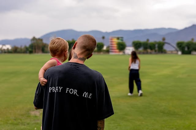 Có gì trong loạt ảnh hút 3,1 triệu "tim" của Justin Bieber khiến nhiều người ghen tị? - Ảnh 3. Có gì trong loạt ảnh hút 3,1 triệu "tim" của Justin Bieber khiến nhiều người ghen tị? - Ảnh 3.