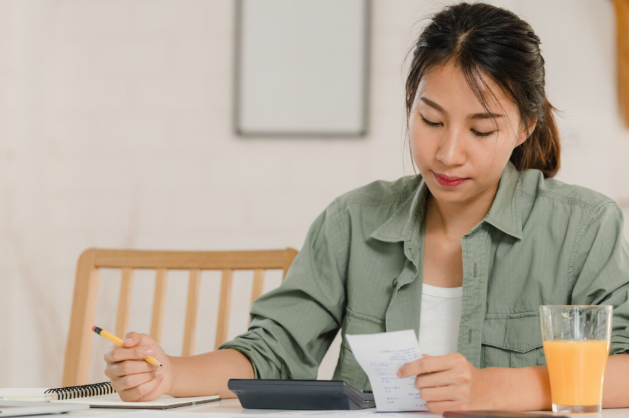 Chị dâu cả sống bằng lương nhưng vẫn để dành được tiền, còn em dâu buôn bán thu nhập cao mà lúc nào cũng ngập trong nợ nần- Ảnh 2.