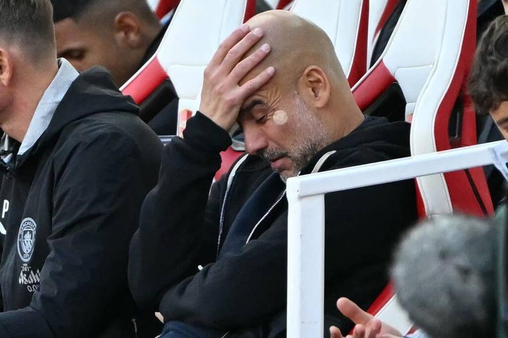 Pep Guardiola hạ mình chơi “phản bóng đá”: Biến hóa hay bất lực? - 3