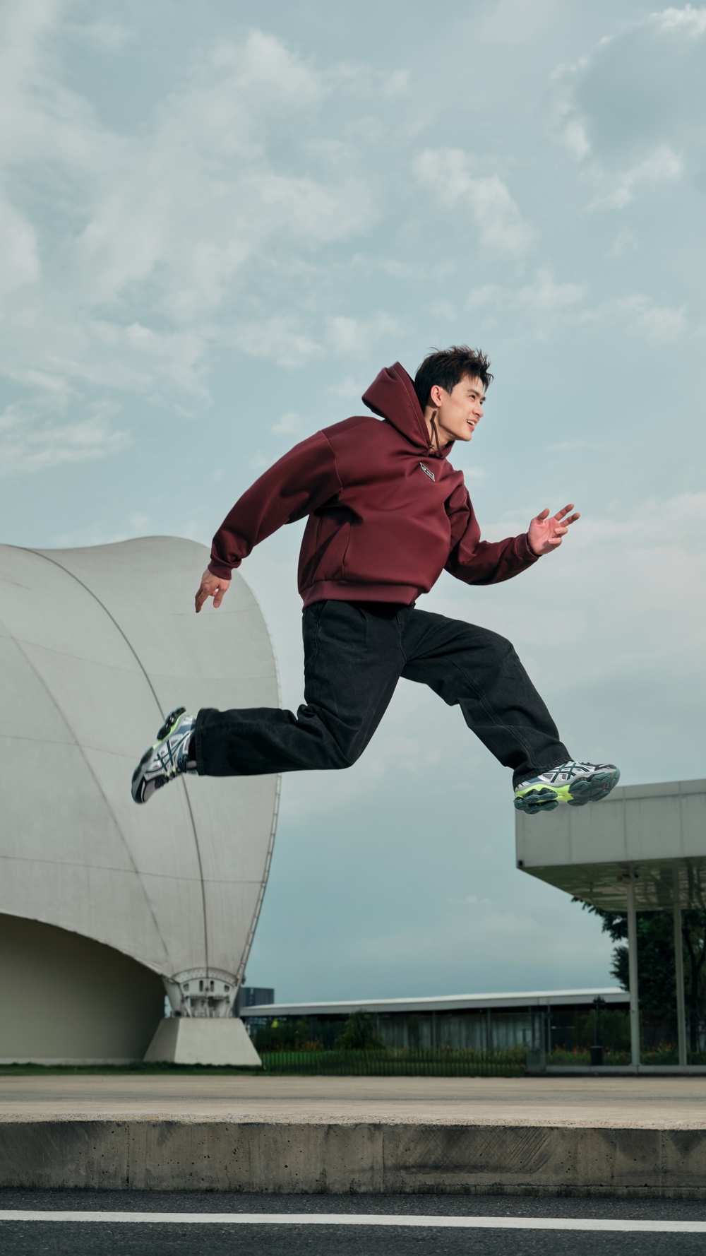  
2 đại sứ thương hiệu ASICS tại Việt Nam là Hải Đăng Doo và Hoàng Trung cũng góp mặt trong TVC "Move Your Body, Move Your Mind".