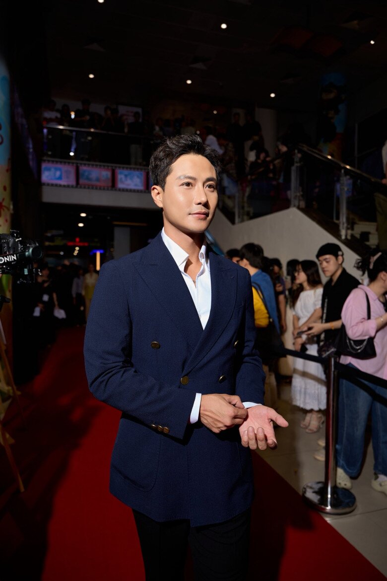 Thanh Sơn trên thảm đỏ ra mắt phim.