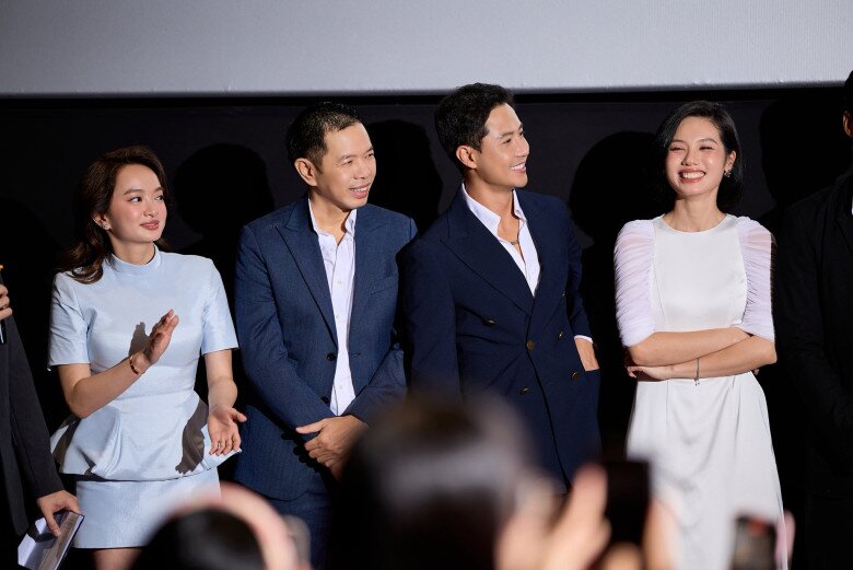 Thanh Sơn cùng các diễn viên khác ra mắt phim.