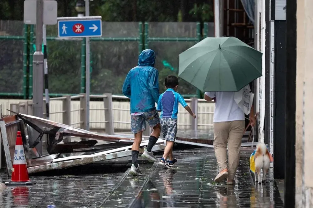Người dân đi ngang qua các mảnh vỡ khi siêu bão Ragasa quét qua khu Causeway Bay ở Hong Kong ngày 24-9. Ảnh: AFP Người dân đi ngang qua các mảnh vỡ khi siêu bão Ragasa quét qua khu Causeway Bay ở Hong Kong ngày 24-9. Ảnh: AFP