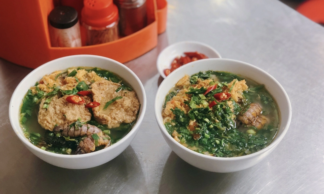 Vẫn sợi bánh đa đỏ, vẫn những loại hải sản quen thuộc, nhưng thay vì nước dùng và gạch cua béo ngậy, thực khách sẽ cảm nhận được vị ngọt của thịt hải sản, vị mặn đặc trưng của biển.