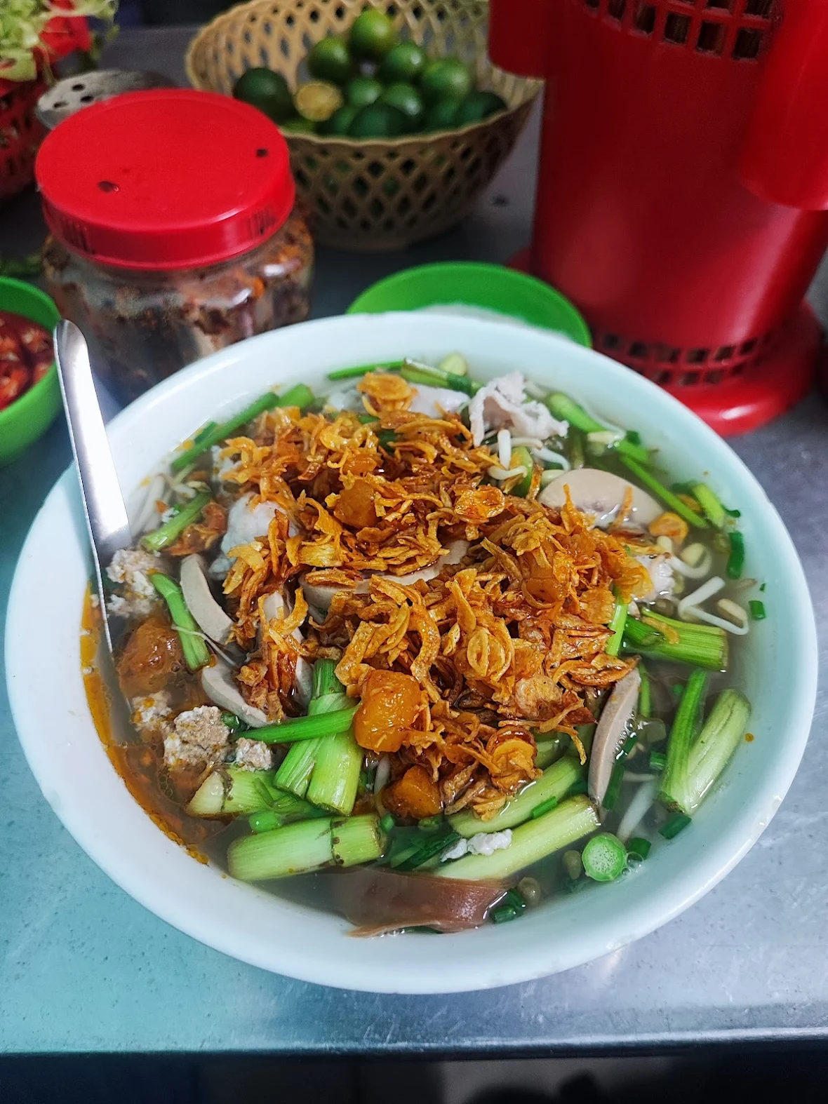 Về giá cả, một tô bánh đa cua tại Ngõ Lý Phình được đánh giá là hợp lý, khoảng 30.000 đồng cho phần cơ bản - với chất lượng nguyên liệu và độ đầy đặn của bát ăn thì thực sự là lựa chọn hợp lý.