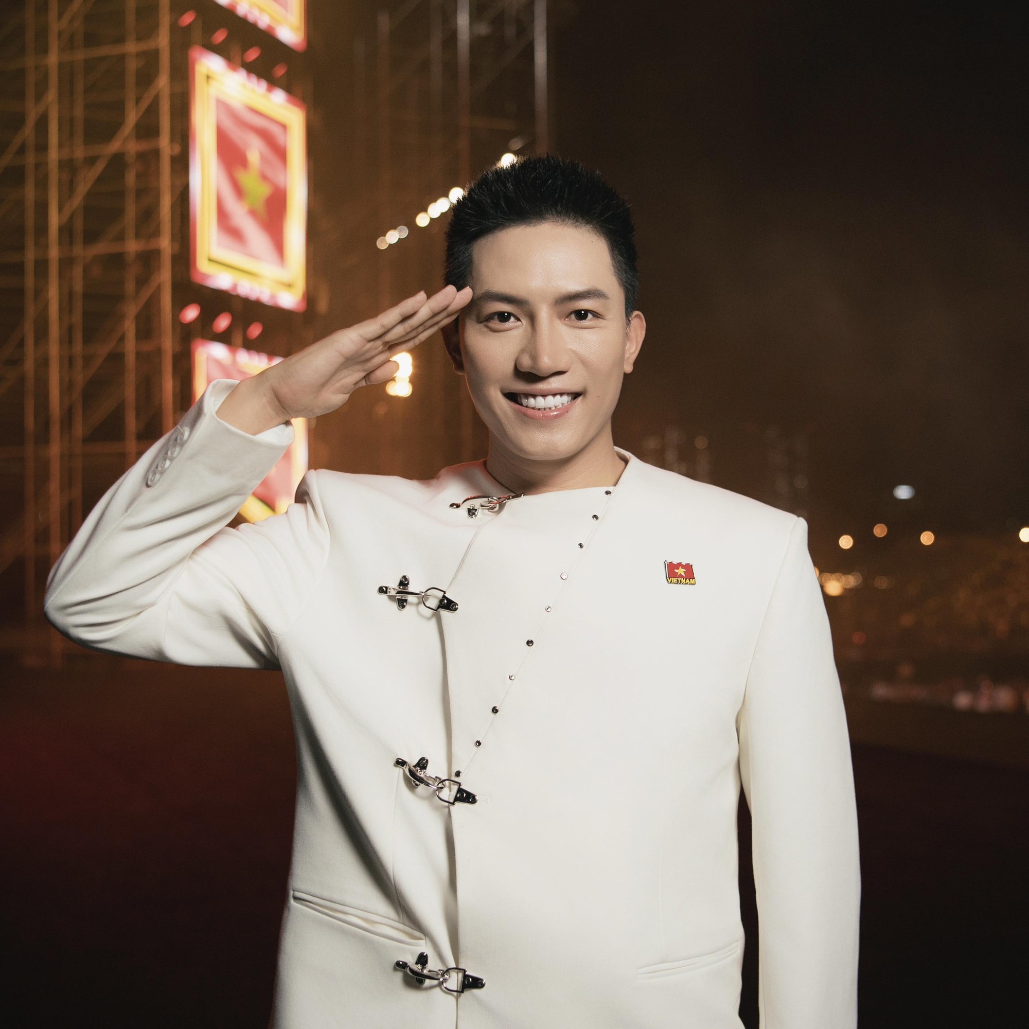 Điểm vàng trên gương mặt "chồng quốc dân" Hứa Quang Hán: Muốn nghèo cũng khó - Ảnh 7. Điểm vàng trên gương mặt "chồng quốc dân" Hứa Quang Hán: Muốn nghèo cũng khó - Ảnh 7.