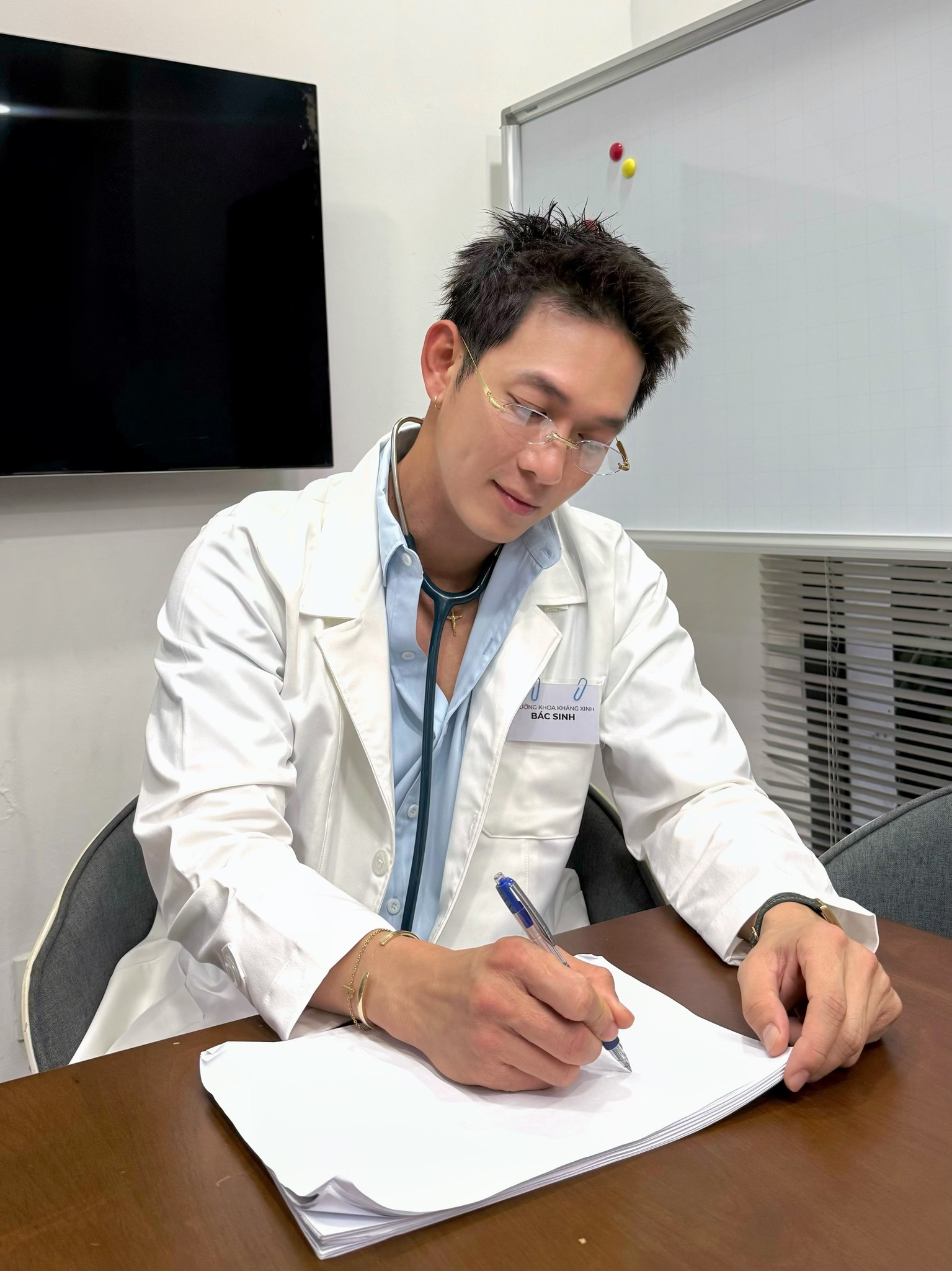 Điểm vàng trên gương mặt "chồng quốc dân" Hứa Quang Hán: Muốn nghèo cũng khó - Ảnh 8. Điểm vàng trên gương mặt "chồng quốc dân" Hứa Quang Hán: Muốn nghèo cũng khó - Ảnh 8.