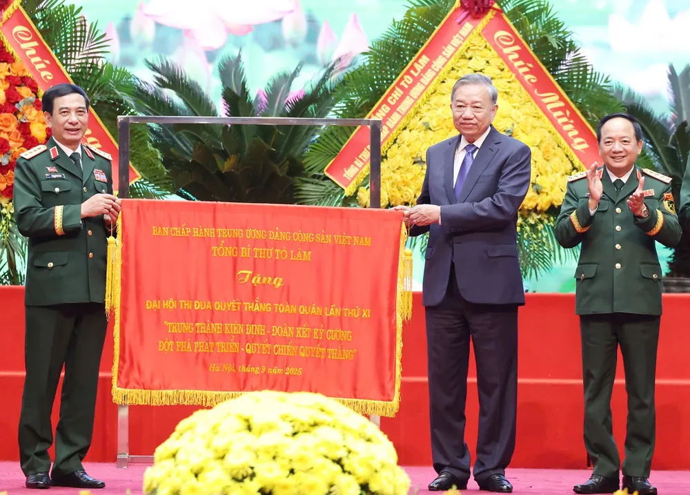 Tổng Bí thư Tô Lâm tặng bức trướng cho Đại hội. tong-bi-thu-thi-dua-o-day-khong-phai-la-chay-theo-thanh-tich--2.jpg