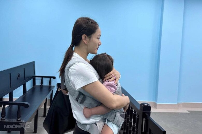 Lan Phương tranh thủ từng phút để chăm 2 con khi đi quay phim, có bảo mẫu theo sát giúp đỡ không còn một mình 4 Hình ảnh Lan Phương một mình địu con đến tòa án khiến nhiều người bàn tán.