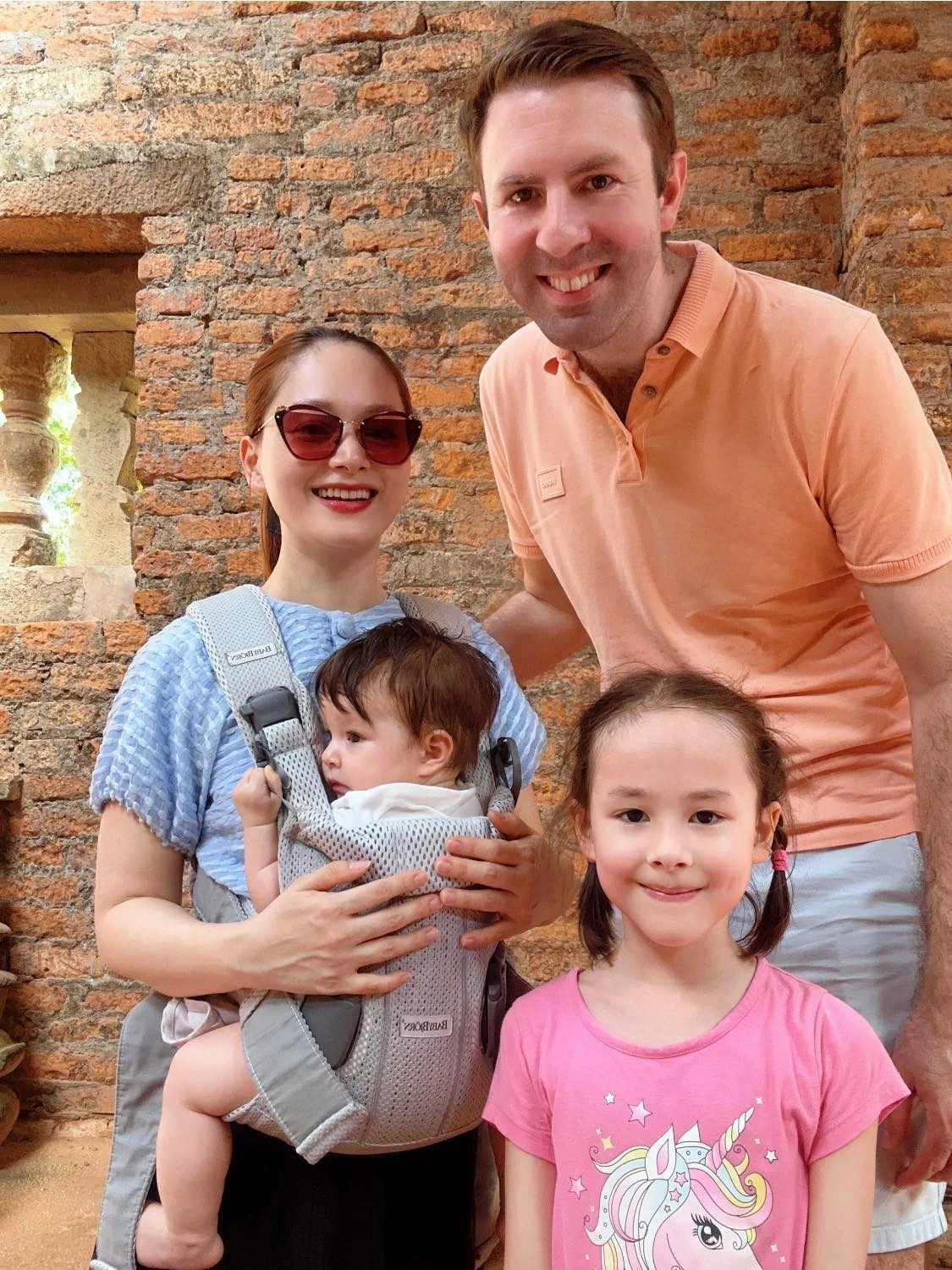 Lan Phương tranh thủ từng phút để chăm 2 con khi đi quay phim, có bảo mẫu theo sát giúp đỡ không còn một mình 7 Lan Phương cho biết bản thân có đủ kinh tế để một mình nuôi 2 con.