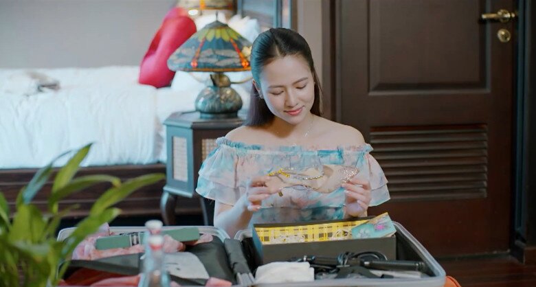 Mỹ Anh và Lam (Quỳnh Kool) tặng Ngân đôi giày cao gót và chúc cô sẽ sớm tìm thấy hoàng tử của đời mình. 