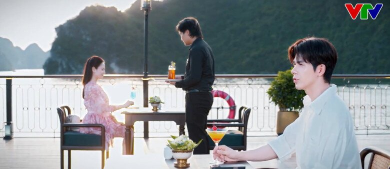 Ngân bất ngờ khi biết Trường đã tự tay pha chế ly nước để làm vui lòng mình.