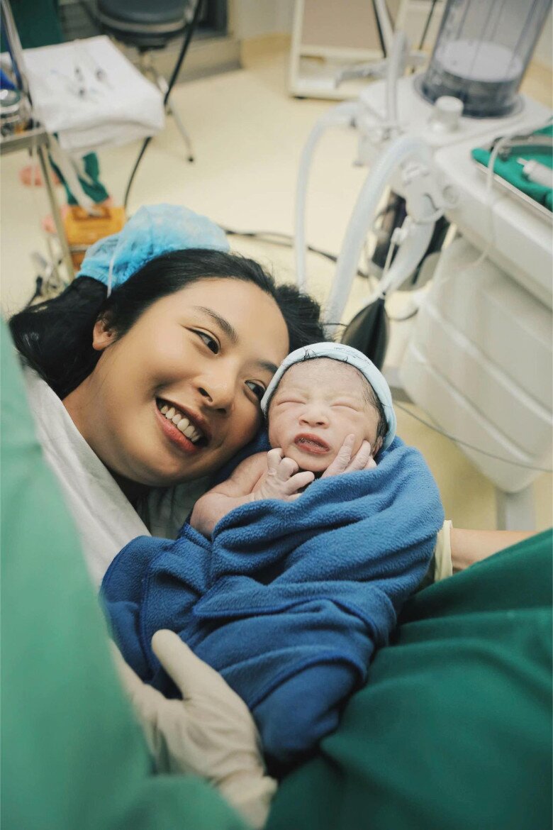 Vợ chồng người đẹp gọi quý tử là “em bé ngoại giao”.