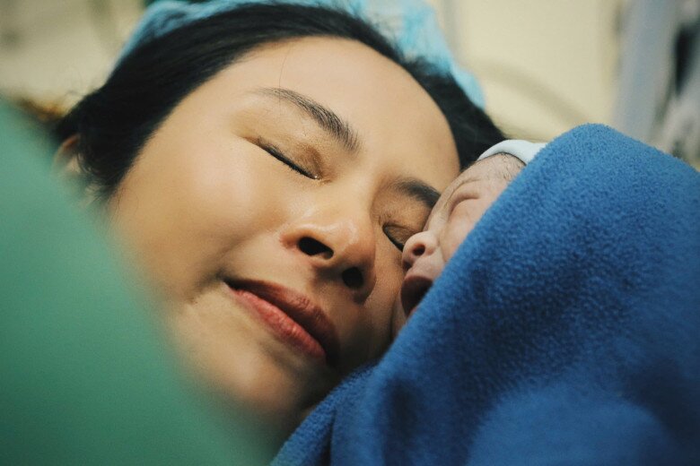 Hoa hậu Ngọc Hân xúc động trong giây phút bé Pi chào đời.