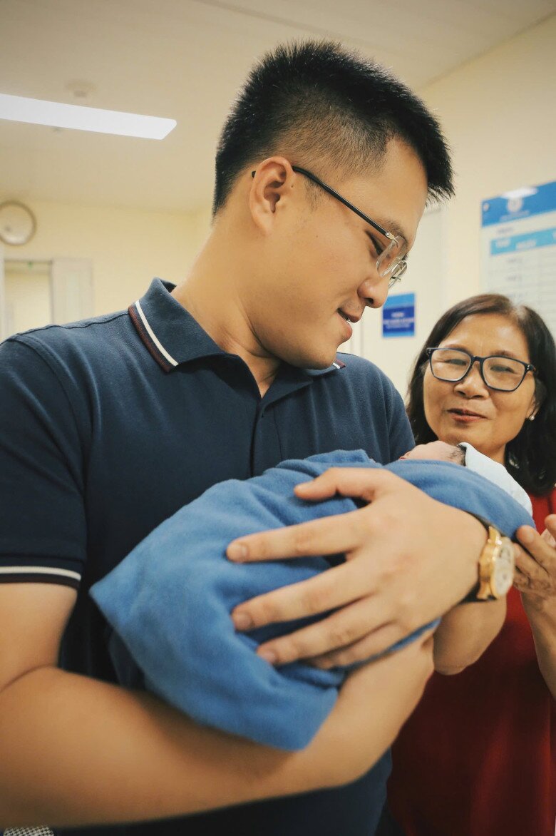 Phú Đạt và mẹ ruột Ngọc Hân chăm chú ngắm bé Pi.