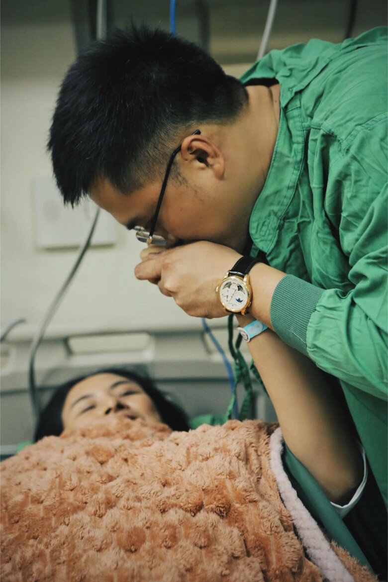 Ông xã Ngọc Hân túc trực trong giây phút nàng hậu “vượt cạn”.