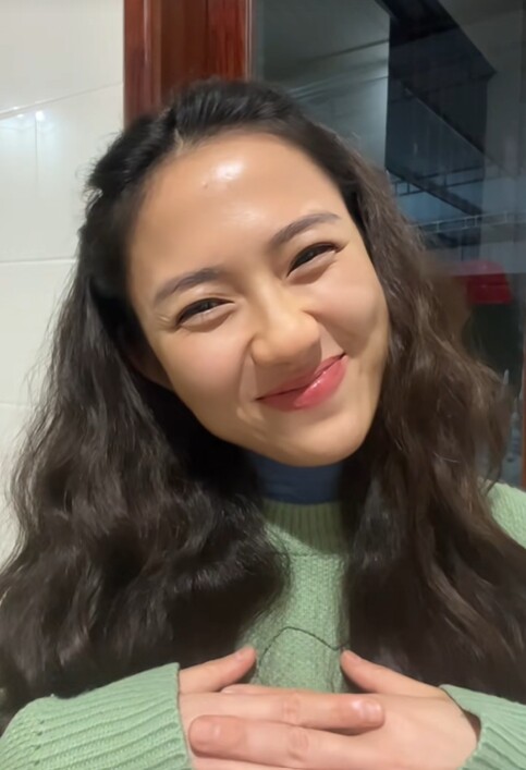 Dẫu mộc mạc song cô vẫn được người hâm mộ khen ngợi nhan sắc.