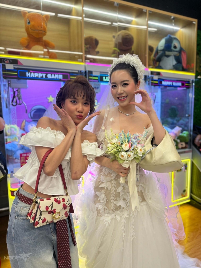 Fan Việt mặc váy cưới, xếp hàng dài chờ gặp Hứa Quang Hán 4 TikToker Emma Nhất Khanh (trái) và Hồng Hạnh ví buổi gặp gỡ như ngày cưới: Đây chắc là bộ đồ đơn sơ nhất cho một lễ rước dâu rồi. Tụi mình ’đi cưới chồng’ mà nên mặc đầm này là đúng rồi. Cả hai đã dậy từ 7h sáng để trang điểm, chuẩn bị váy áo, hồi hộp đợi Hứa Quang Hán.