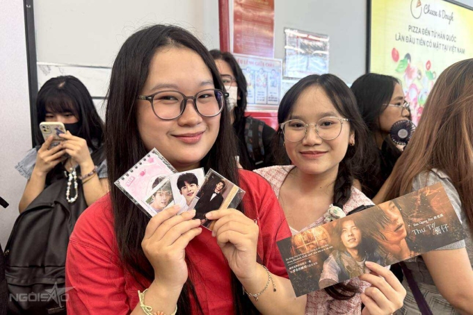 Fan Việt mặc váy cưới, xếp hàng dài chờ gặp Hứa Quang Hán 8 Quỳnh Như (áo đỏ) và Thu Hà, 20 tuổi, dành bốn tiếng chuẩn bị trang phục, di chuyển gần một giờ từ phường Tân Mỹ đến phường Gò Vấp để kịp buổi chiếu phim lúc 15h. Phim nào của anh tụi mình cũng xem hết, nên hôm nay phải đến bằng được, Như nói.