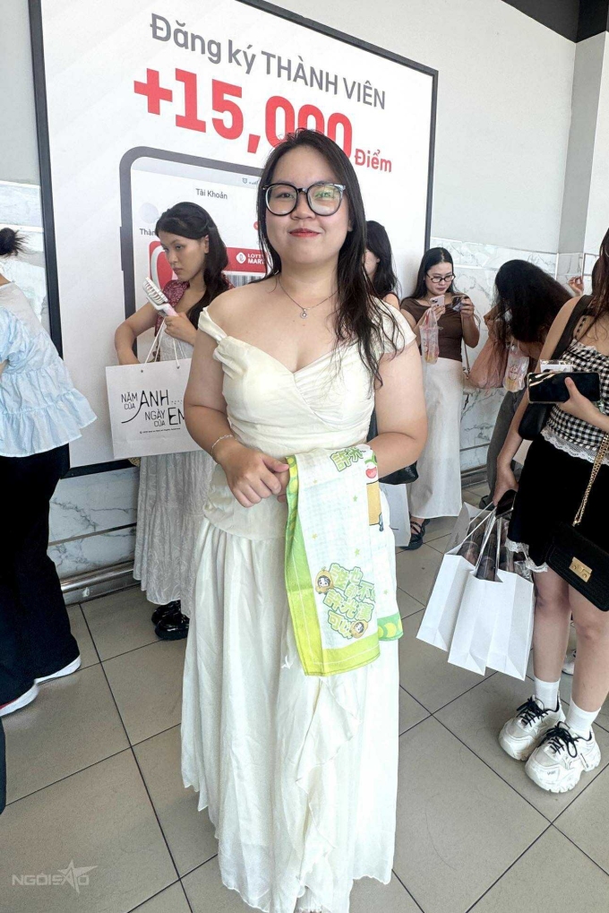 Fan Việt mặc váy cưới, xếp hàng dài chờ gặp Hứa Quang Hán 10 Phương My, 20 tuổi, phường Cầu Kiệu, chia sẻ: Mình biết Hứa Quang Hán qua bộ phim Hôn lễ của em. Chiếc váy này trông giống đầm cưới nhưng không quá cầu kỳ.