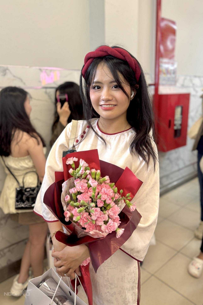 Fan Việt mặc váy cưới, xếp hàng dài chờ gặp Hứa Quang Hán 9 Minh Phương, 24 tuổi, phường Bảy Hiền, xin nghỉ buổi chiều để đến sự kiện gặp thần tượng. Mình mặc áo dài từ sáng đến giờ rồi, một phần vì áo dài này giống mặc trong đám hỏi, một phần mình muốn giới thiệu văn hóa Việt khi gặp thần tượng nước ngoài.