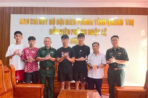 Nhặt được ví tiền, 4 bạn trẻ nhờ đồn biên phòng trả lại người mất 