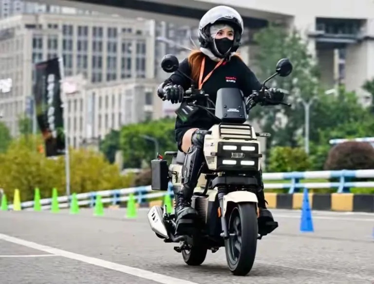 Honda ra mắt xe tay ga SquareX125: Dáng 'hình hộp' độc đáo, ABS 2 kênh - Ảnh 11.