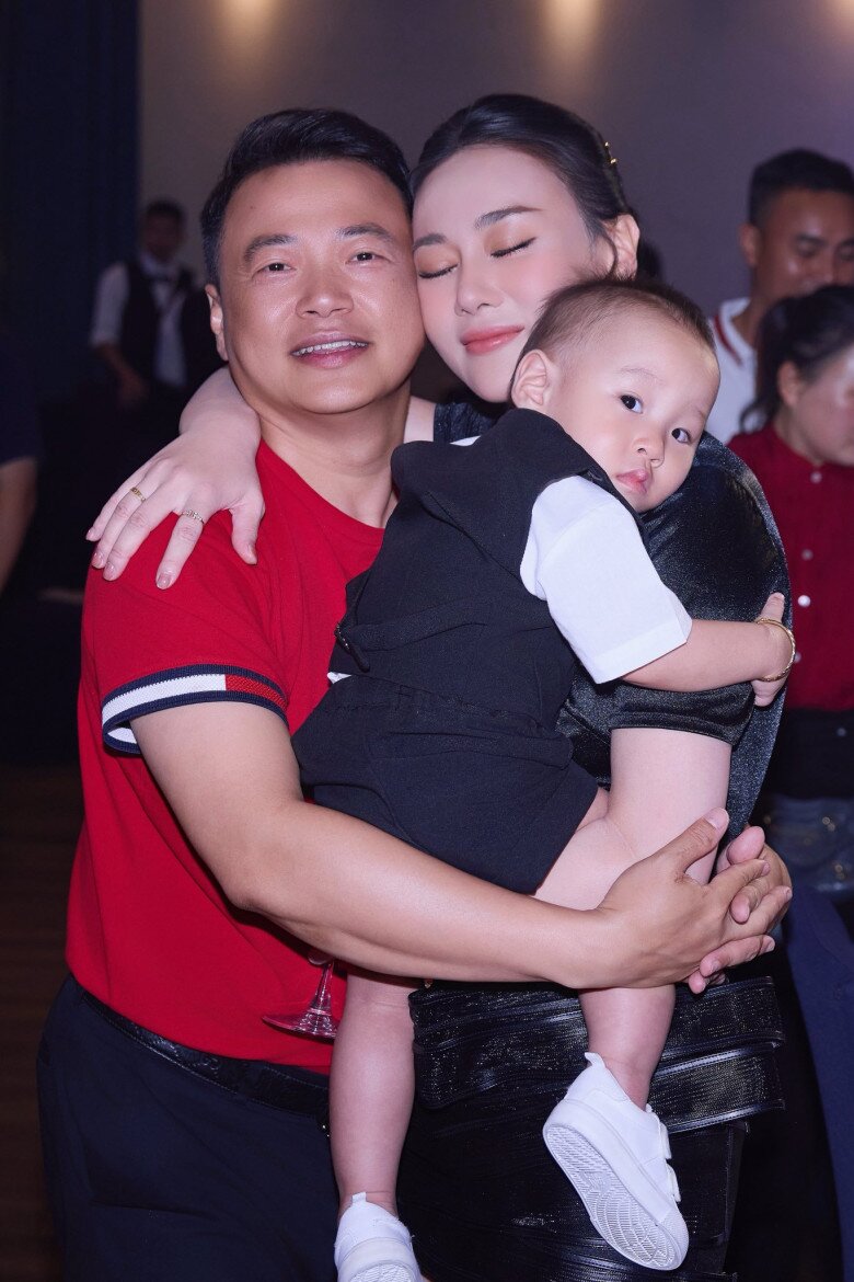 Phương Oanh tự nhận mình tham lam, vừa muốn chăm con, vừa không nỡ bỏ nghề.