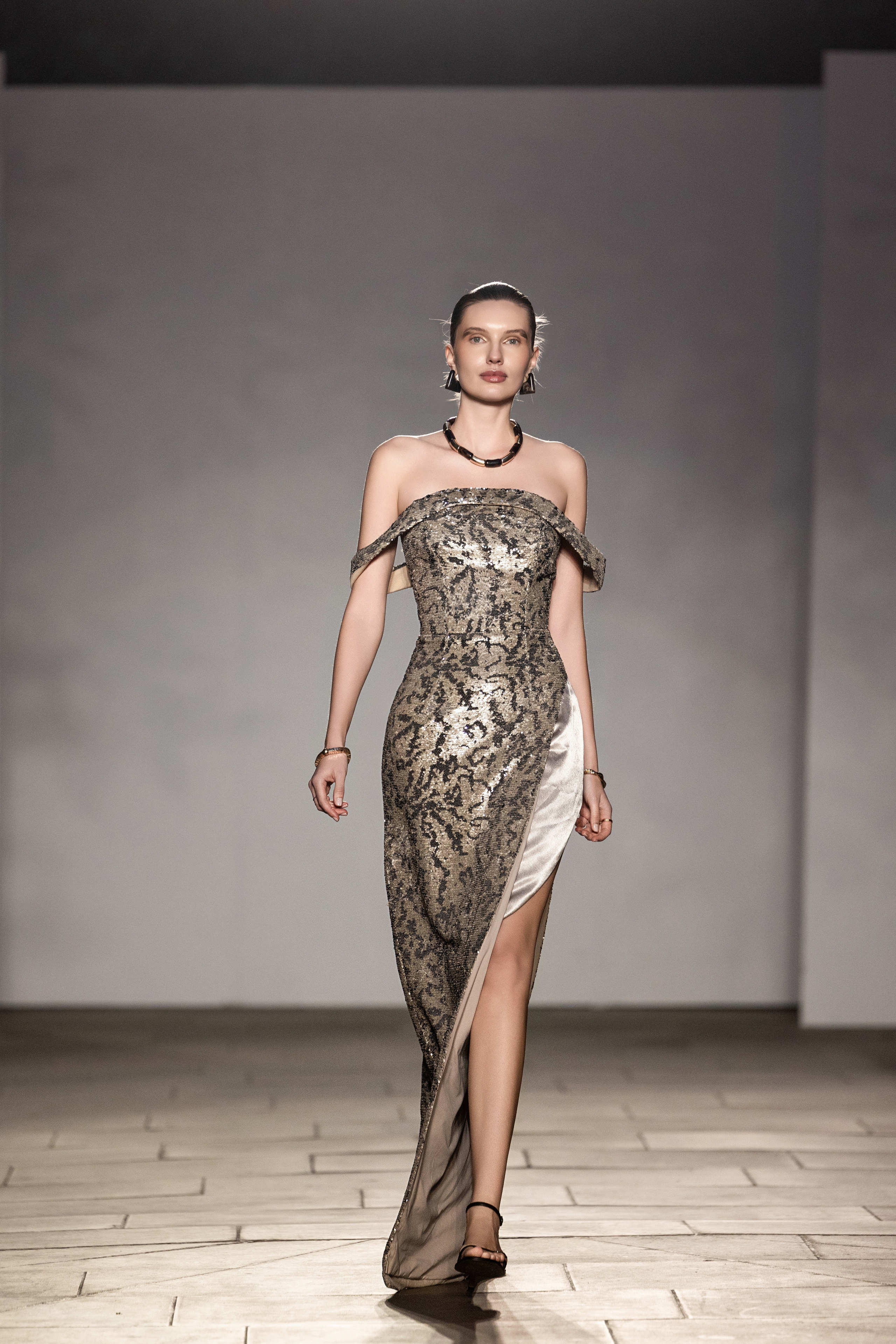 1758774132 362 NTK Viet lan dau chinh chien tai London Fashion Week