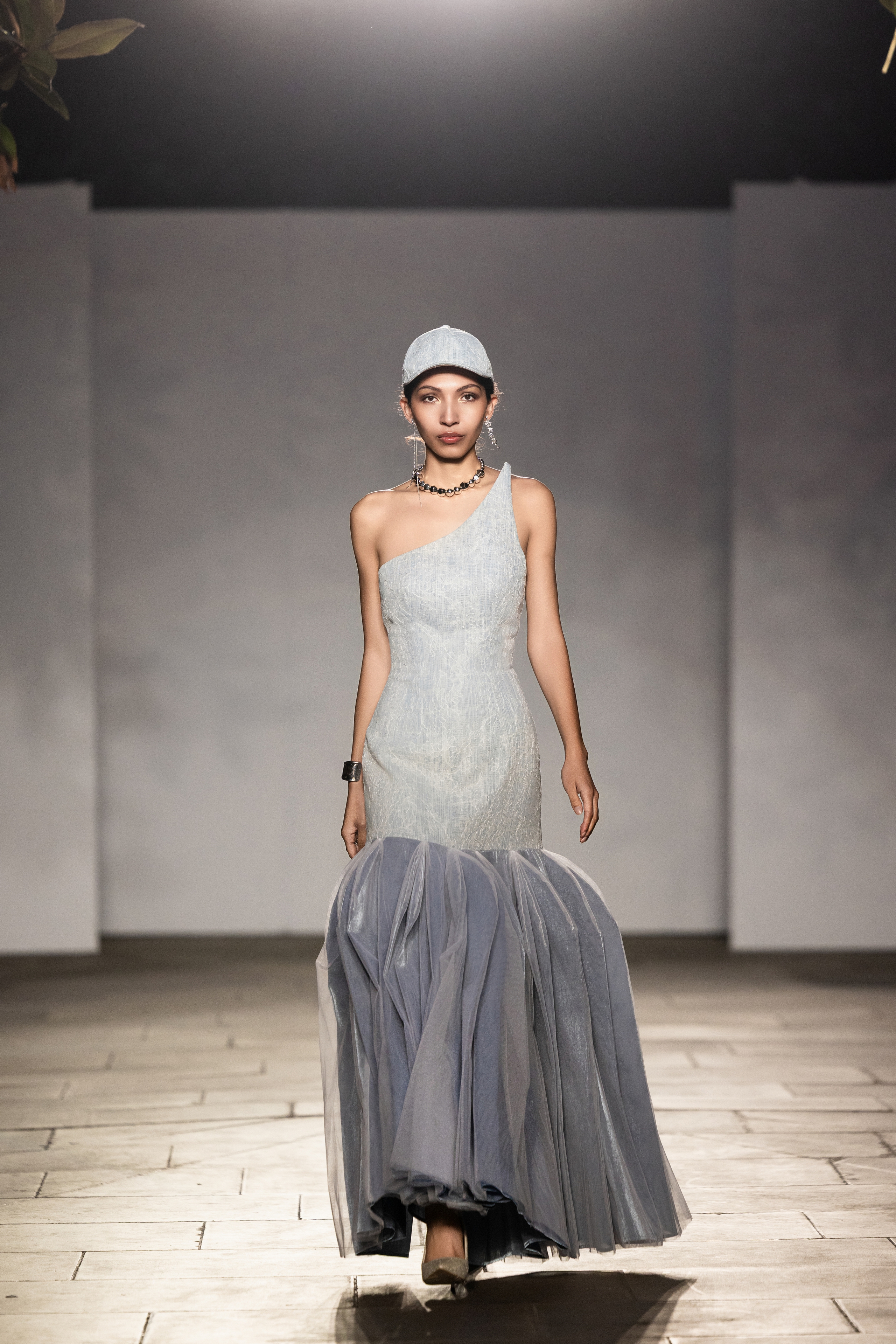 1758774134 810 NTK Viet lan dau chinh chien tai London Fashion Week