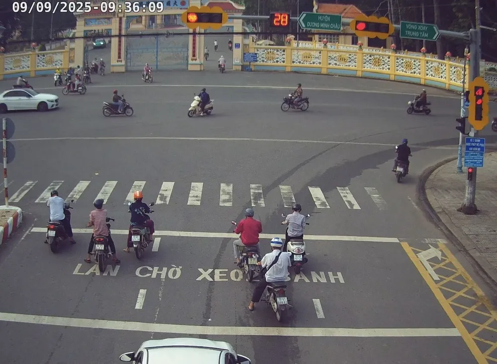 Phòng CSGT Công an tỉnh Tây Ninh sử dụng hệ thống camera để theo dõi, kịp thời điều tiết lưu lượng phương tiện, góp phần phòng ngừa ùn tắc giao thông. ẢNH: PHÒNG CSGT camera giám sát -2.jpg