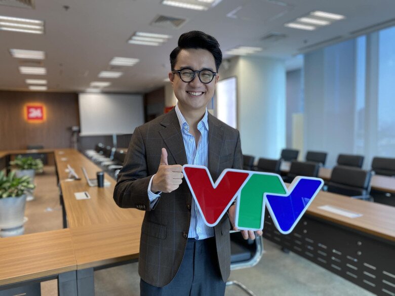 Nam BTV bắt trend "tổng tài" trên sóng VTV: Là người thay thế NSND Xuân Bắc, tốt nghiệp Kỹ sư ở Đại học Bách khoa 2 BTV Sơn Lâm mong khán giả sẽ xem đầy đủ bản tin để hiểu thêm thông điệp đầy đủ.