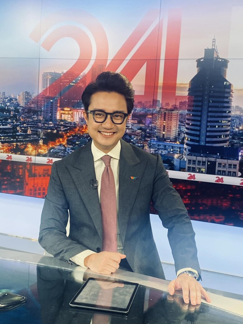 Nam BTV bắt trend "tổng tài" trên sóng VTV: Là người thay thế NSND Xuân Bắc, tốt nghiệp Kỹ sư ở Đại học Bách khoa 3 BTV Sơn Lâm là gương mặt quen thuộc của VTV, gây ấn tượng bởi sự hóm hỉnh và thẳng thắn.