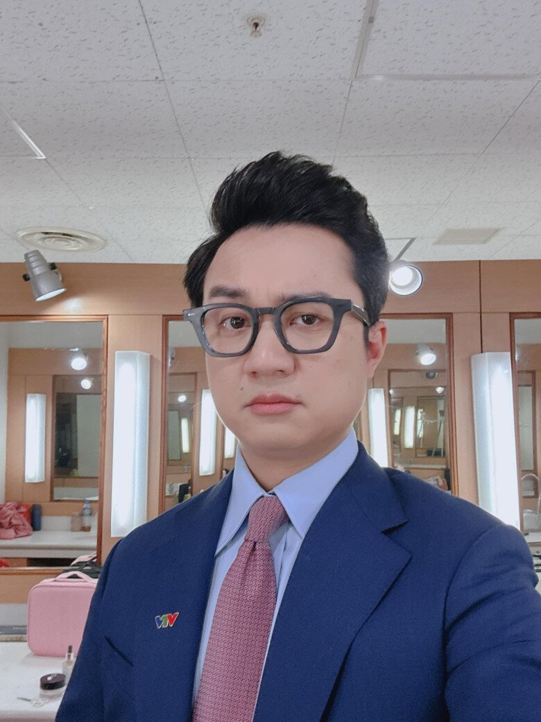 Nam BTV bắt trend "tổng tài" trên sóng VTV: Là người thay thế NSND Xuân Bắc, tốt nghiệp Kỹ sư ở Đại học Bách khoa 7 Nam BTV từng giành được học bổng Thạc sĩ về Hóa học.