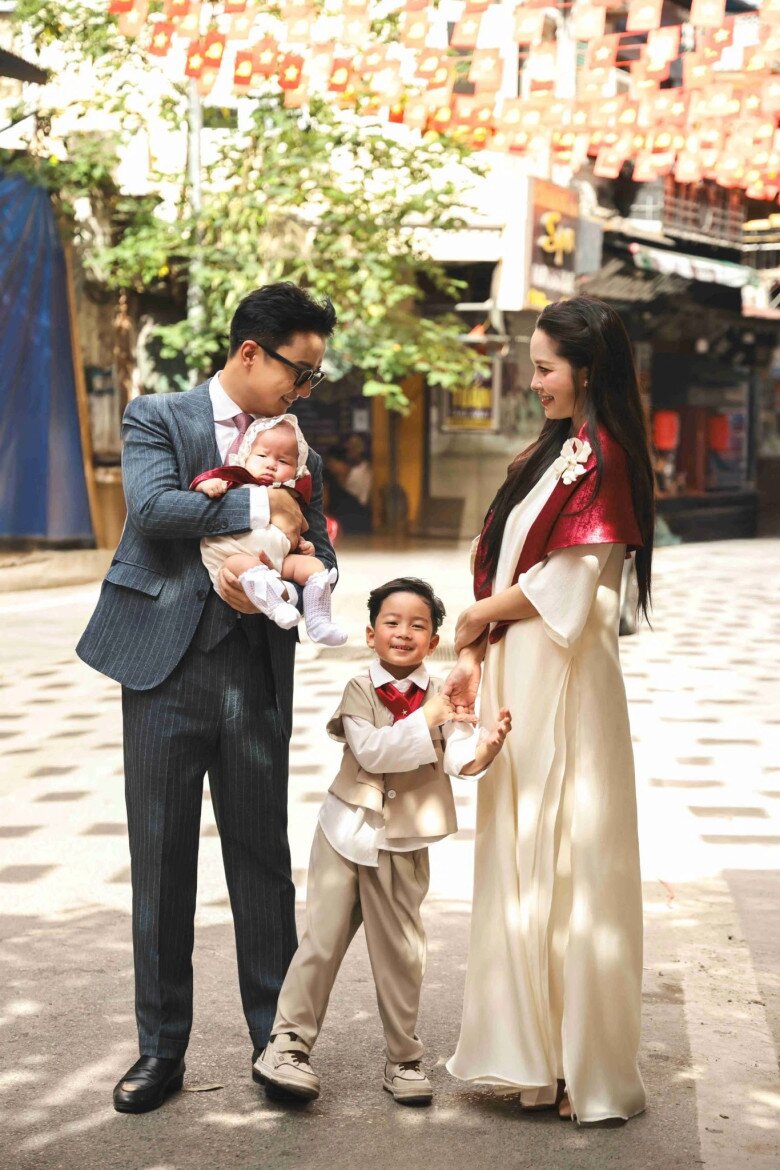 Nam BTV bắt trend "tổng tài" trên sóng VTV: Là người thay thế NSND Xuân Bắc, tốt nghiệp Kỹ sư ở Đại học Bách khoa 8 Gia đình hạnh phúc của BTV Sơn Lâm.