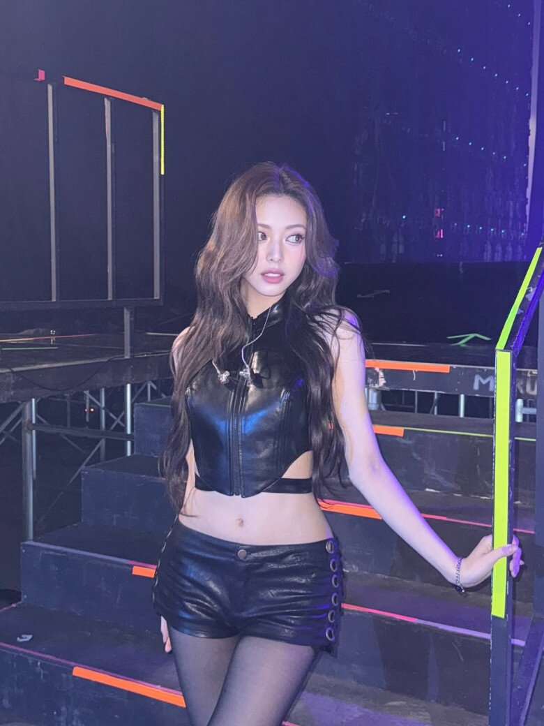 Mỹ nhân 2K3 là "thánh body" có vòng eo con kiến đẹp hơn Jennie: Vỏn vẹn 4 bài tập đơn giản, làm một việc 2 lần/ngày 5 Có thể thấy, Yuna (ITZY) không chỉ gây ấn tượng với tài năng và thần thái sân khấu cuốn hút, mà còn trở thành biểu tượng sắc vóc đáng ngưỡng mộ của thế hệ thần tượng trẻ. Ở tuổi 22, cô đã chứng minh rằng chỉ cần kỷ luật trong ăn uống, chăm chỉ vận động và duy trì những thói quen nhỏ mỗi ngày, ai cũng có thể sở hữu thân hình săn chắc, quyến rũ.