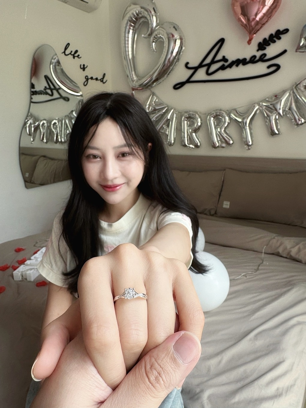 Streamer Nắng yêu kiều khi thử váy cưới, dân tình xuýt xoa: "Thắng đời 10-0 vì cưới đúng người!"- Ảnh 4.