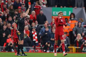 ‘Chiếc thẻ đỏ vô nghĩa và ngu ngốc’