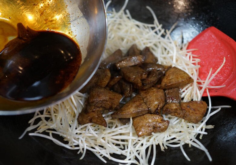 Loại lá mệnh danh là amp;#34;rau của thậnamp;#34;, đem xào với gan lẫn giá được món thơm ngon, cực bổ - 11